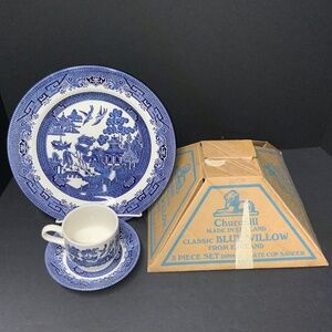 NEW IN BOX!  Churchill England Blue Willow 3 Piece Set - Dinner Plate-Cup-Saucer